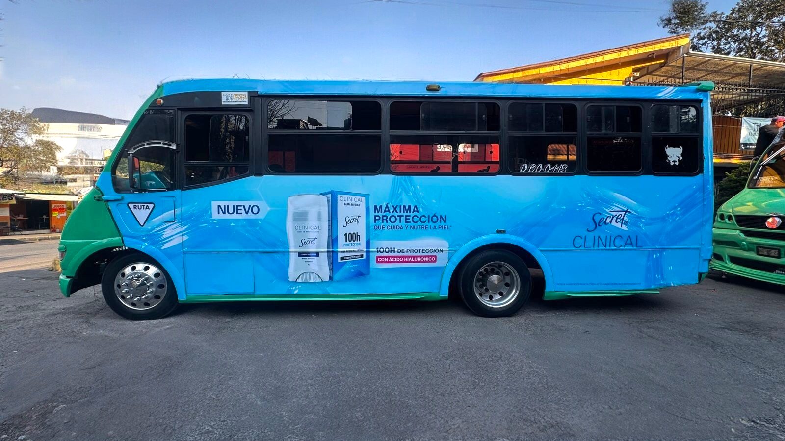 Camión urbano con publicidad de Secret Clinical