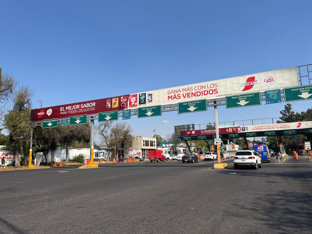 Arco de acceso de la Central de Abasto con publicidad